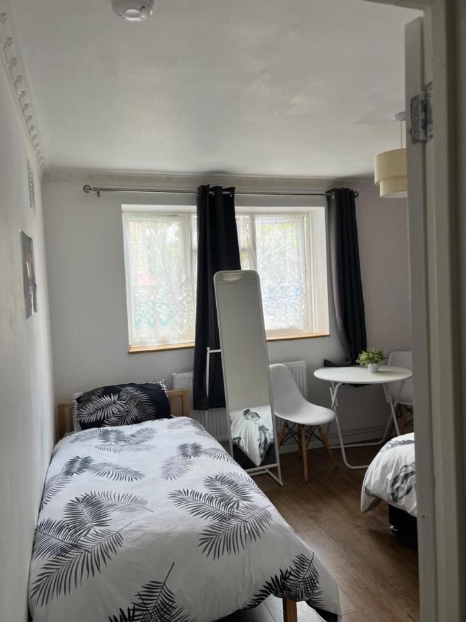 Private Room With Two Beds Near Central Лондон Экстерьер фото