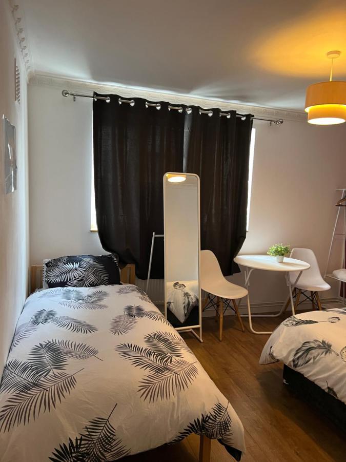 Private Room With Two Beds Near Central Лондон Экстерьер фото