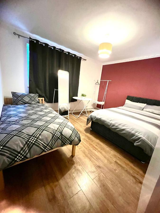 Private Room With Two Beds Near Central Лондон Экстерьер фото