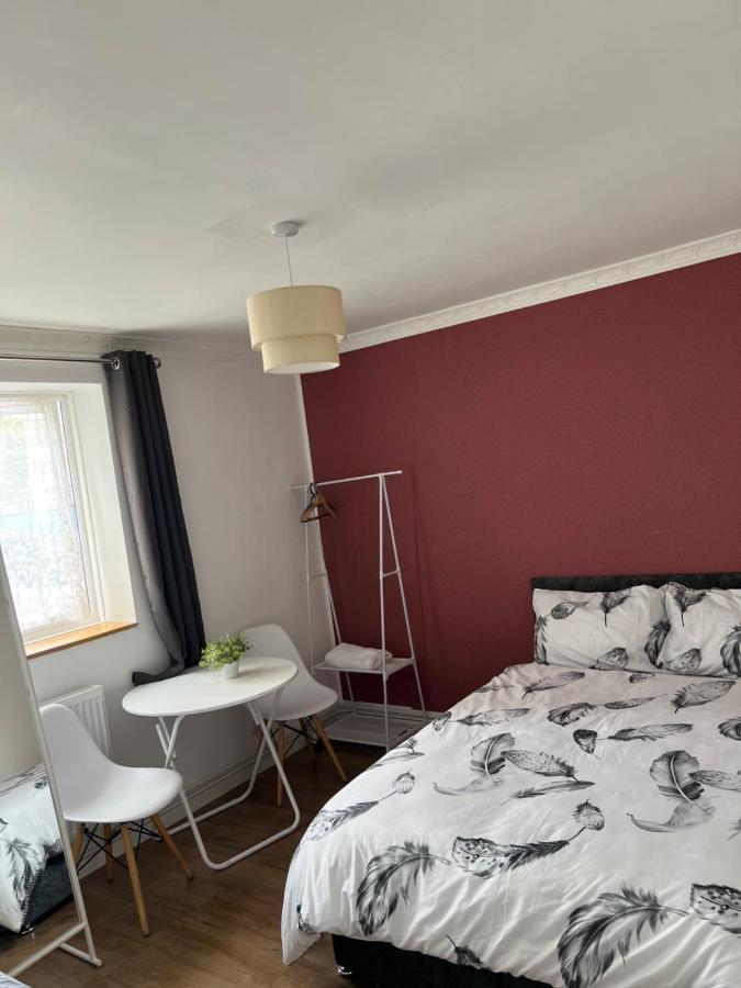 Private Room With Two Beds Near Central Лондон Экстерьер фото